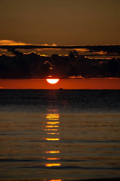 Colorido Atardecer Amanecer Mar Con Colores Brillantes Nubes Dramáticas Barcos — Foto de Stock