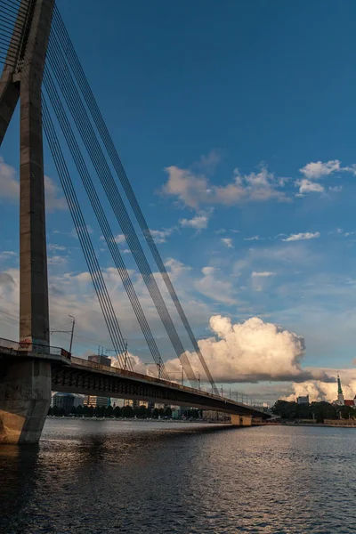 里加市 拉脱维亚首都 全景与道加瓦河和电缆桥与平静的水在夏天 — 图库照片