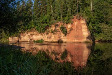 güzel kumtaşı kayalıklarla ve woods Amata Letonya sakin Nehri'nin kıyısında
