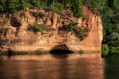güzel kumtaşı kayalıklarla ve woods Amata Letonya sakin Nehri'nin kıyısında