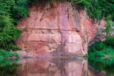 kumtaşı cliff Amata Letonya Nehri'nin kıyısında dokusuna