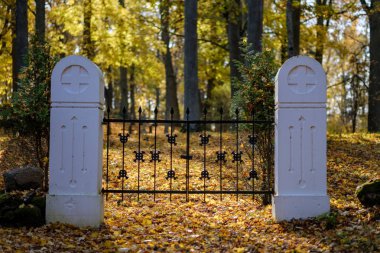Eski mezarlık gates de metal barlar ile sonbahar