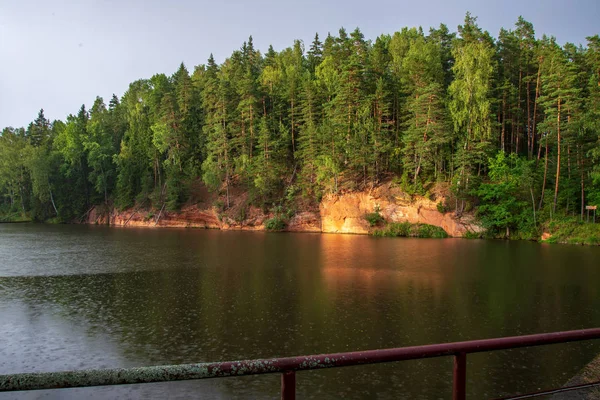 Gyönyörű Homokkő Sziklák Woods Amata Lettországban Nyugodt Folyó Partján — Stock Fotó