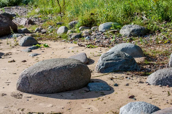 Letonya Kırsalında Beach Kapsayan Büyük Sert Kayalar — Stok fotoğraf