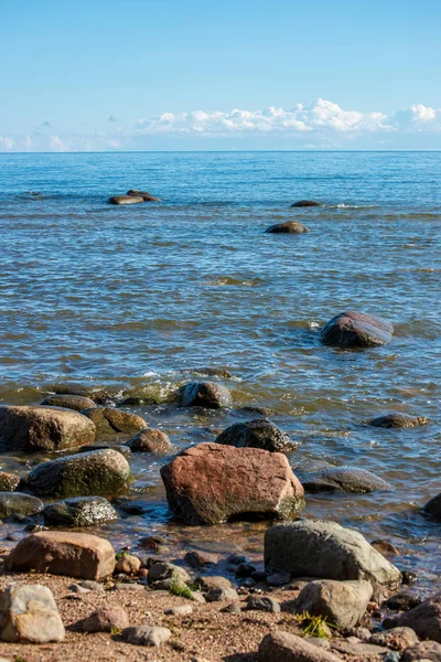 Большие Грубые Скалы Морской Воде Голубым Небом Латвии — стоковое фото