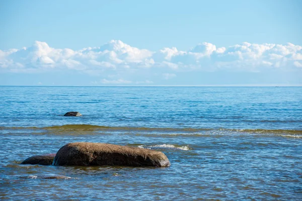 Gros Rochers Rugueux Dans Eau Mer Sous Ciel Bleu Lettonie — Photo