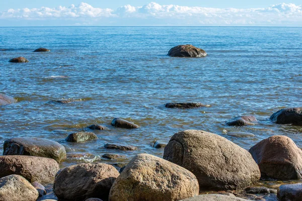 Большие Грубые Скалы Морской Воде Голубым Небом Латвии — стоковое фото
