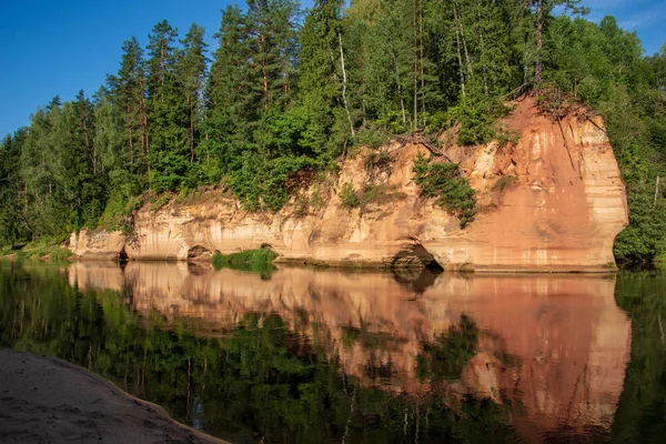美丽的砂岩悬崖和树林在平静的阿马塔河海岸在拉脱维亚 — 图库照片