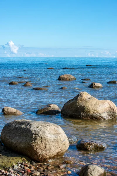Letonya Kırsalında Beach Kapsayan Büyük Sert Kayalar — Stok fotoğraf