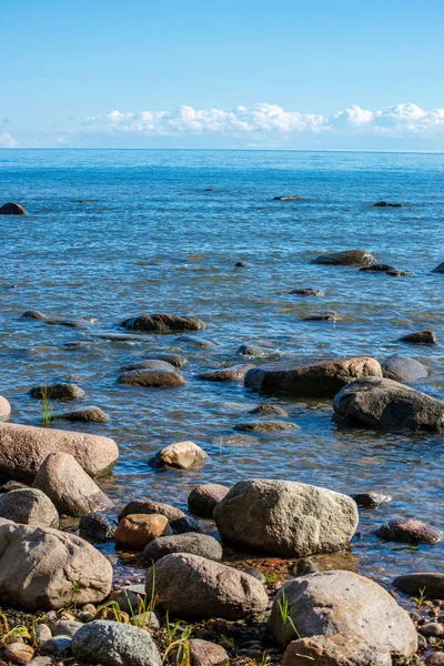 Grandes Rocas Gruesas Agua Mar Bajo Cielo Azul Letonia —  Fotos de Stock