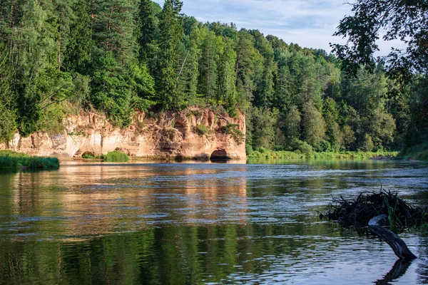 Gyönyörű Homokkő Sziklák Woods Amata Lettországban Nyugodt Folyó Partján — Stock Fotó