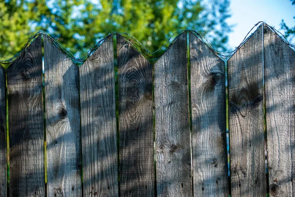 Zardzewiały Drut Kolczasty Szczycie Stary Drewniany Płot Lecie Zielonych Liści — Zdjęcie stockowe