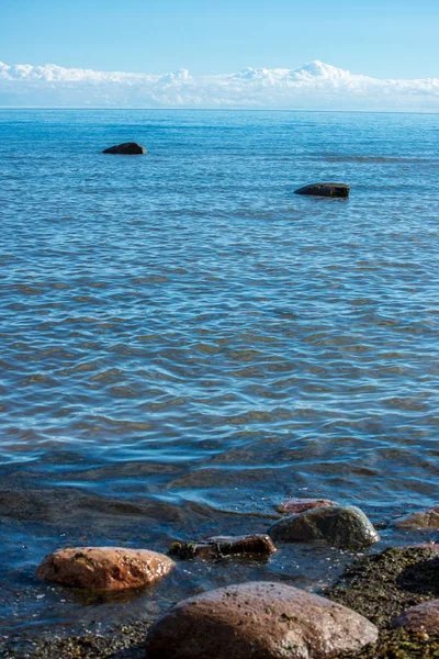Μεγάλα Άγρια Βράχια Στο Νερό Της Θάλασσας Κάτω Από Γαλάζιο — Φωτογραφία Αρχείου