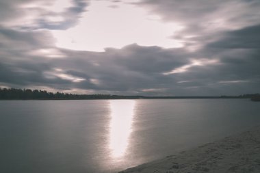 boş deniz plaj kum tepeleri ve güzel gökyüzü