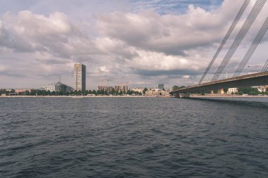 nehir Daugava ve Riga su yaz aylarında şehirden panoramik manzaralı