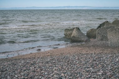 sakin çakıl deniz plaj kayalar ile görünümünü
