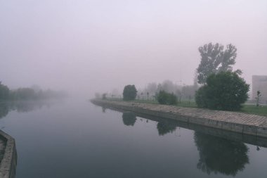 Sisli riverside ve sakin su, Riga şehir, Letonya