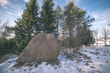 yerin altında nature büyük granit kaya üstünde kar kaplı