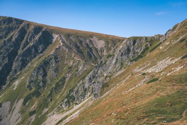 görünümü güzel kayalık Tatra Dağları yaz altında mavi gökyüzü, Slovakya