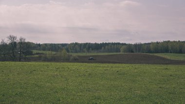 kırsal manzara alanlar ve woods bulutlu gökyüzü altında