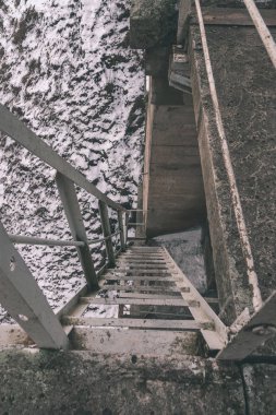 Kışın Beton inşaat metal merdiven