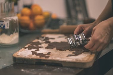 Erkek mutfak yapma Gingerbread çerezleri eller