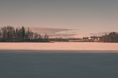  kar ve ağaçlar günbatımında Letonya kaplı alanlar ile kırsal manzara