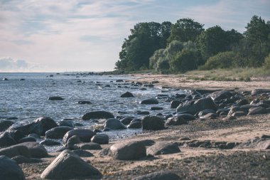 güneşli bir gün Beach'te deniz sert kayalarda