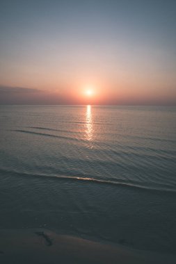sakin deniz su yüzeyi üzerinde güzel gün batımı