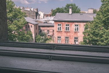 güneşli bir günde şehirde bina eski püskü pembe görünümünü