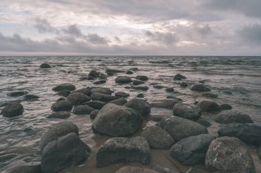 fırtınalı karanlık bulutlar deniz sahil üzerinde şekillendirme