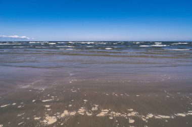 mavi gökyüzünün altında boş deniz plaj