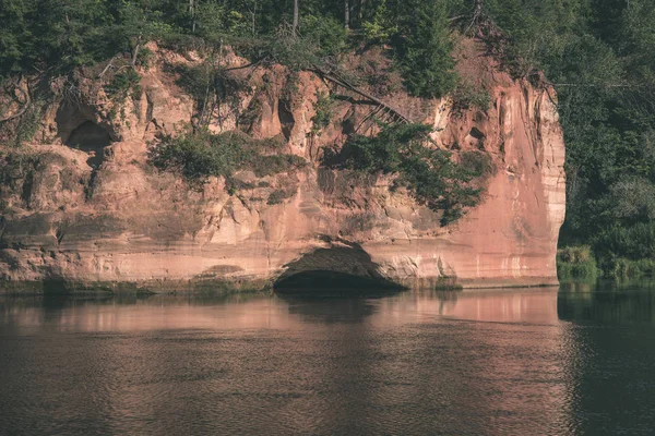 Sandstensklippor Stranden Floden Amata Och Gröna Skogar Lettland — Stockfoto