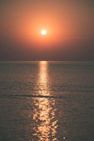 Puesta Sol Color Naranja Dramático Sobre Mar Tranquilo Verano Con — Foto de Stock