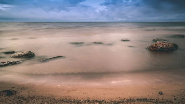 Θυελλώδης Μαύρα Σύννεφα Σχηματίζουν Πάνω Από Την Ακτή Της Θάλασσας — Φωτογραφία Αρχείου