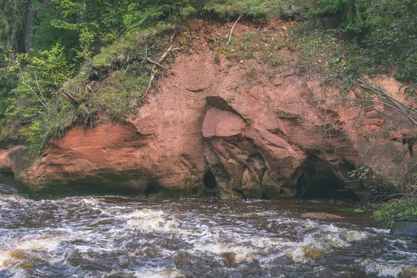 拉脱维亚阿马塔河和绿色树林沿岸的砂岩悬崖 — 图库照片