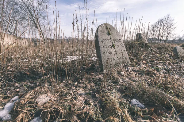 Mezarlığı Yerdeki Kuru Yaprakları Ile Sonbahar Eski Mezar Taşı — Stok fotoğraf