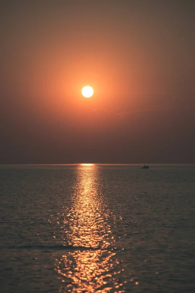 Belo Pôr Sol Sobre Superfície Calma Água Mar — Fotografia de Stock