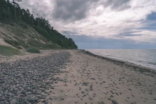 Plage Galets Vide Avec Ciel Nuageux — Photo