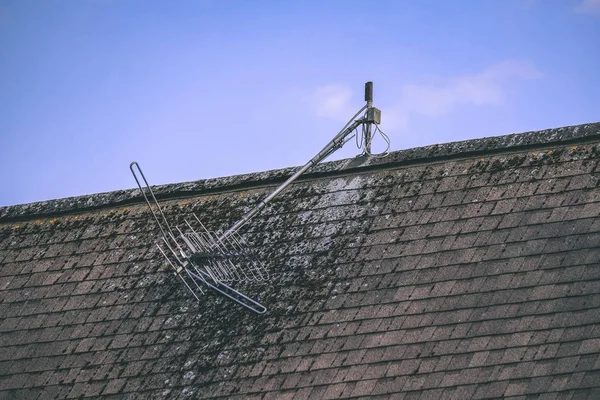 Land Huis Dak Met Schoorsteen Blauwe Hemelachtergrond — Stockfoto