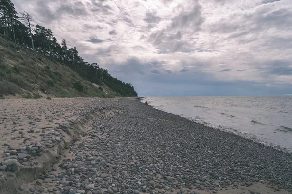 Pusty Kamienistej Plaży Morza Pod Piękny Pochmurnego Nieba — Zdjęcie stockowe