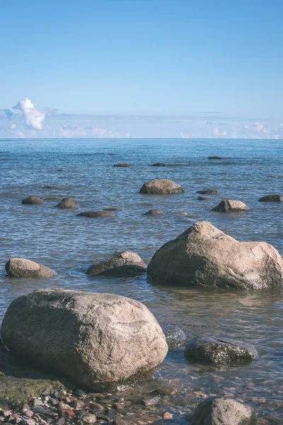 Ruwe Rotsen Aan Zee Strand Zonnige Dag — Stockfoto