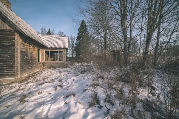 老废弃的木制乡村房子在冬天 — 图库照片