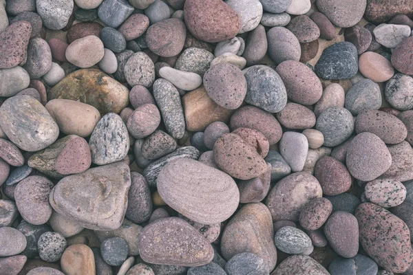 背景五颜六色的海鹅卵石在海滩上 — 图库照片