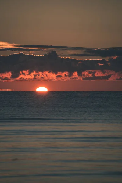 Farbenfroher Sonnenuntergang Über Dem Meer Mit Dramatischem Himmel — Stockfoto