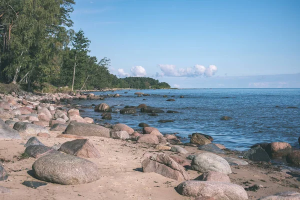 Güneşli Bir Gün Beach Deniz Sert Kayalarda — Stok fotoğraf