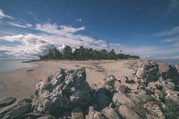 Plage Mer Avec Dunes Sable Rochers Sous Ciel Bleu — Photo