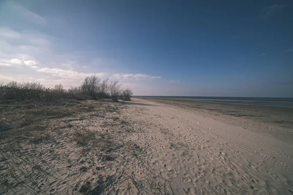 空旷的海滨海滩 沙丘和美丽的天空 — 图库照片