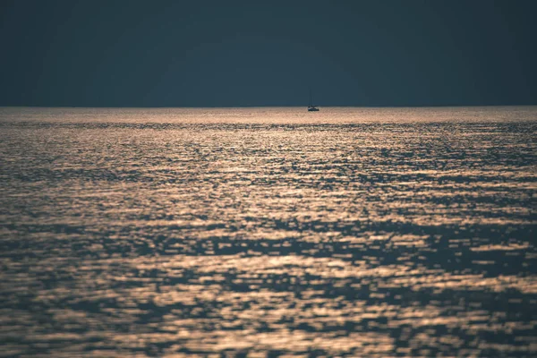 Gün Batımında Açık Gökyüzü Altında Güzel Sakin Deniz Manzarası — Stok fotoğraf