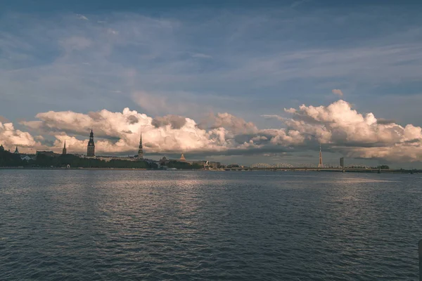 夏季从水中可欣赏到道加瓦河和里加市的全景 — 图库照片